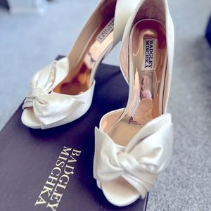 Badgley Mischka Peep Toe Bow Pumps | Size 9